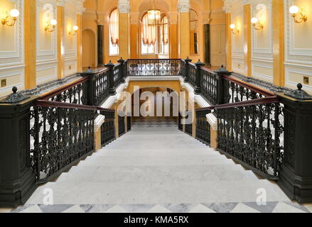 St.Petersburg, Russie - mars 03, 2017 : un escalier de marbre dans le grand palais gatchina Banque D'Images