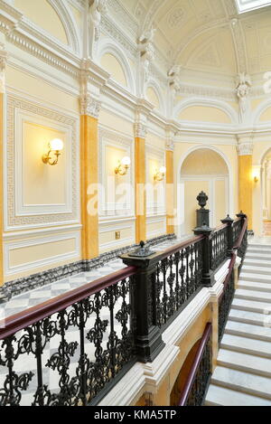 St.Petersburg, Russie - mars 03, 2017 : grille en fer forgé escaliers en marbre dans le grand palais gatchina Banque D'Images