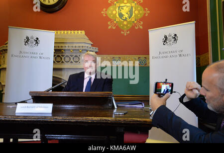 Le Lord Juge en chef, Lord Burnett de Maldon, tient sa première conférence de presse à la Cour royale de Justice de Londres. Banque D'Images