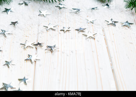 Sapin de Noël dans la neige avec silver stars on white background. espace libre. winter frame Banque D'Images