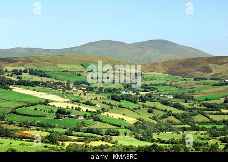 Montagnes sperrin, comté Tyrone, Irlande du Nord. au nord-est sur les terres agricoles de la vallée de la rivière owenkillew sawel mountain. Banque D'Images