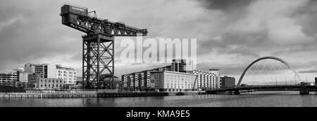 Une vue sur la rivière Clyde, qui dispose de l'finnieston crane et le Clyde arc. Banque D'Images