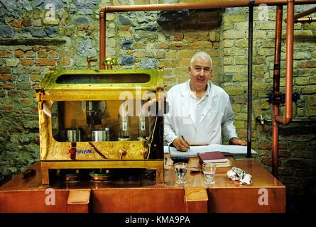 Distillateur Liam O'Keefe surveille l'alcool dans l'esprit d''un coffre-fort. Locke's Irish whiskey Distillery Kilbeggan, Westmeath, Irlande, Co. Banque D'Images