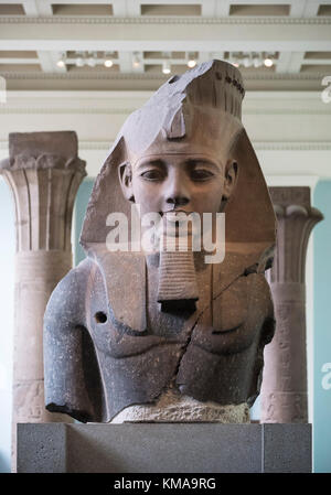 Londres. L'Angleterre. Tête colossale de pharaon égyptien Ramsès II, ca. 1250 av. J.-C., British Museum. Banque D'Images