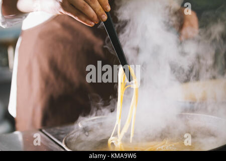 Chef cooking spaghetti dans restaurant Banque D'Images