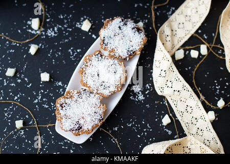 Muffins à la noix de coco sur un fond noir Banque D'Images