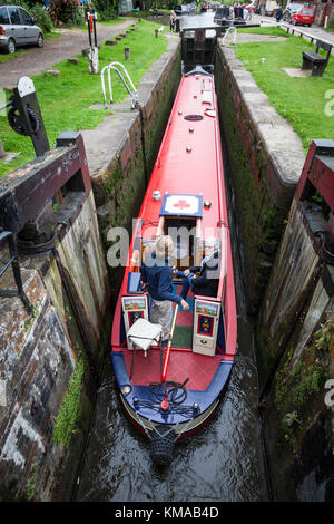 Vues de dessus, deux femmes mettent leurs 15-04 dans une serrure sur le canal Trent et Mersey, Staffordshire, Angleterre Banque D'Images