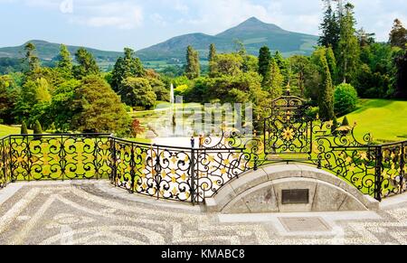 Powerscourt mansion, comté de Wicklow, en Irlande. Vue sur le lac Triton à grand mont du Pain de sucre à partir de la terrasse à l'Italienne Banque D'Images