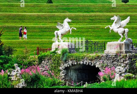 Powerscourt Mansion house garden près de Enniskerry, Irlande. Chevaux ailés exprimés en 1869 dans le zinc par le professeur Hugo Hagen à Berlin. Banque D'Images