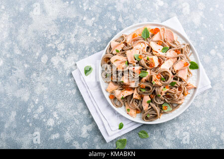 Des poissons sains et de farine garnie de salade de nouilles caviar rouge Banque D'Images