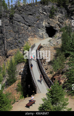 Les cyclistes le long de la piste cyclable, chevalets en bois du canyon Myra Myra Canyon, Ville, région de l'Okanagan, Kelowna, Colombie-Britannique, Canada. Banque D'Images