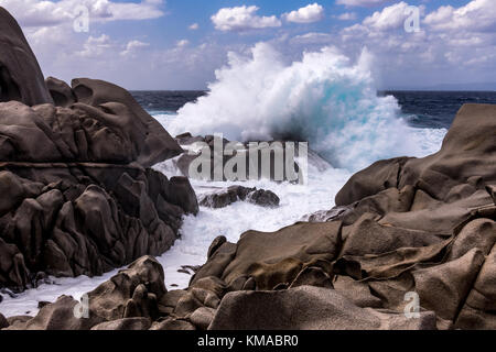 Martèlement des vagues de la côte de Capo Testa Sardaigne Banque D'Images