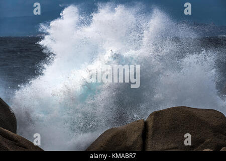 Martèlement des vagues de la côte de Capo Testa Sardaigne Banque D'Images