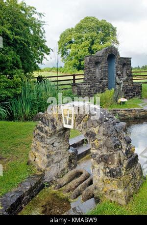 Saint Brigid's puits sacré, païenne et celtique médiévale précoce site chrétien près de la ville de Kildare, dans le comté de Kildare, Irlande. Banque D'Images