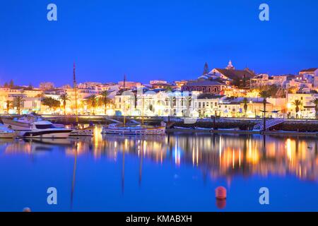 Port de plaisance et de la ville de Lagos, Lagos, la nuit, dans l'ouest de l'Algarve, Algarve, Portugal, Europe Banque D'Images