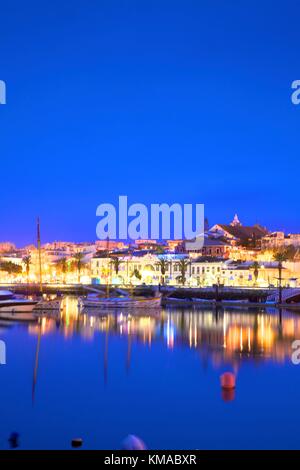 Port de plaisance et de la ville de Lagos, Lagos, la nuit, dans l'ouest de l'Algarve, Algarve, Portugal, Europe Banque D'Images