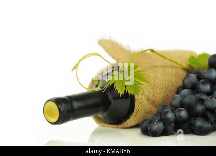 Grape leaf sur l'arrière-plan de bouteilles de vin, les raisins noirs et de jute. place pour inscription sur blanc. Banque D'Images