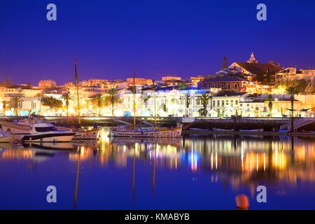 Port de plaisance et de la ville de Lagos, Lagos, la nuit, dans l'ouest de l'Algarve, Algarve, Portugal, Europe Banque D'Images