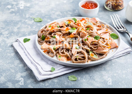 Saumon sain et salade de nouilles soba garnis de caviar rouge Banque D'Images