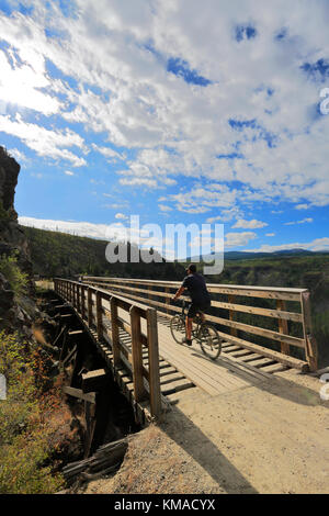 Les cyclistes le long de la piste cyclable, chevalets en bois du canyon Myra Myra Canyon, Ville, région de l'Okanagan, Kelowna, Colombie-Britannique, Canada. Banque D'Images