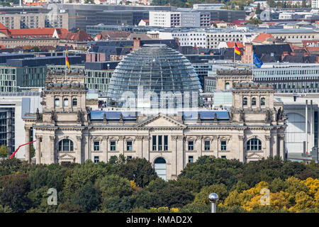 Grand dôme en verre sur le toit de l'édifice du parlement allemand (Deutscher Bundestag ou le Reichstag à Berlin, Allemagne Banque D'Images