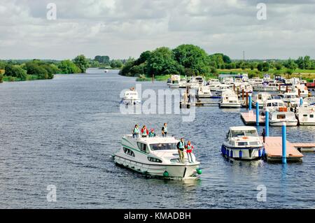 Des vacances d'embarcations de croisière sur le fleuve Shannon à Carrick on Shannon, Irlande, Comté de Leitrim. Banque D'Images