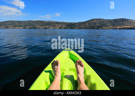 Canoéiste sur le lac Okanagan à Bear Creek Park, près de la ville de Kelowna, Colombie-Britannique, Canada Banque D'Images