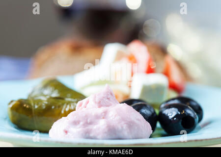 Taramas et vin grec farcies feuilles avec salade Banque D'Images