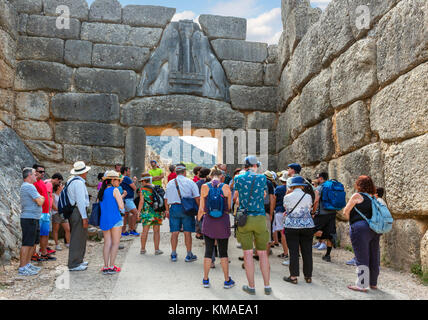 Groupe de touristes au Lion Gate de Mycènes, Mikines, Péloponnèse, Grèce Banque D'Images