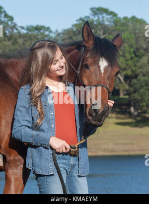 11 ans, fille, et cheval arabe mare Banque D'Images