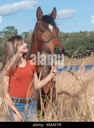 11 ans, fille, et cheval arabe mare Banque D'Images