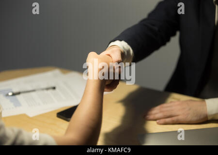 Costume d'affaires de plus de 24 femelles de message d'un collègue en poste au terme des négociations d'affaires. parvenir à un accord et faire l'affaire. Succès Banque D'Images