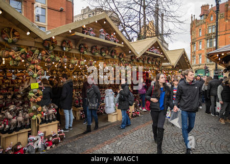 Les internautes et les carnavaliers à Manchester Marchés de Noël autour de la ville, Manchester, Angleterre, RU Banque D'Images