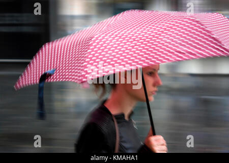 Belgrade, Serbie- 25 septembre 2017 : young woman walking sous parapluie rouge Banque D'Images