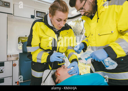 Les infirmiers d'urgence réanimation sur scène cliniquement mort femme Banque D'Images