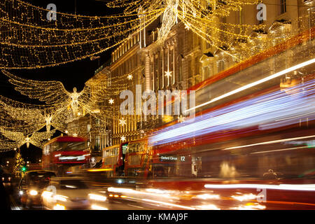 Londres, UK - Décembre 4th, 2017 : les lumières de Noël sur Regents Street St James. belles décorations de noël attirer les consommateurs et les touristes au cours de th Banque D'Images