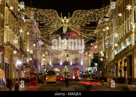 Londres, UK - Décembre 4th, 2017 : les lumières de Noël sur Regents Street St James. belles décorations de noël attirer les consommateurs et les touristes au cours de th Banque D'Images