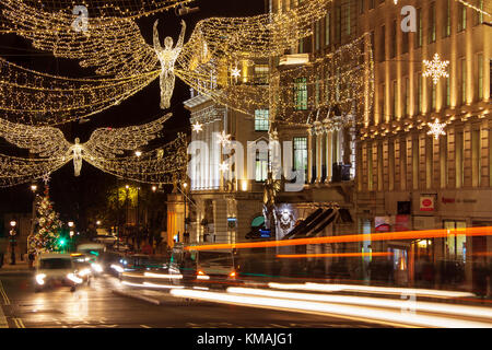 Londres, UK - Décembre 4th, 2017 : les lumières de Noël sur Regents Street St James. belles décorations de noël attirer les consommateurs et les touristes au cours de th Banque D'Images