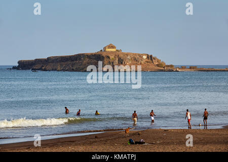 La natation de personnes en face d'Ilheu Santa Maria, Praia Negra, Praia, Santiago, Cap-Vert (Cabo Verde), l'Afrique Banque D'Images