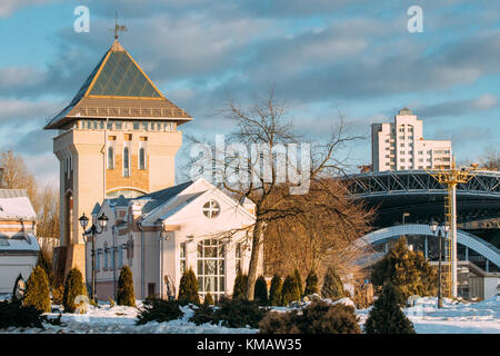 Minsk, Belarus. Tour Médiévale restaurée dans Duhovskoi Kruglik neige ensoleillée Journée d'hiver. Banque D'Images