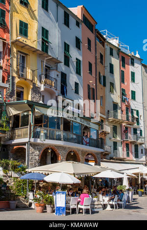 Terrasse d'un café restaurant à Porto Venere, ligurie, italie Banque D'Images