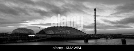 Une vue sur la rivière Clyde, qui comprend le centre des sciences de Glasgow. Banque D'Images