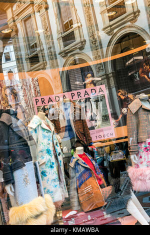 Boutique de mode de luxe Prada dans la Galleria Vittorio Emanuele II shopping mall, Milan, Lombardie, Italie Banque D'Images