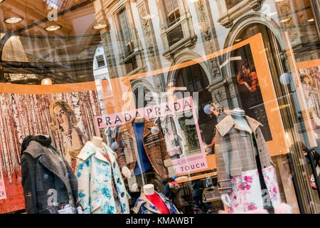 Boutique de mode de luxe Prada dans la Galleria Vittorio Emanuele II shopping mall, Milan, Lombardie, Italie Banque D'Images