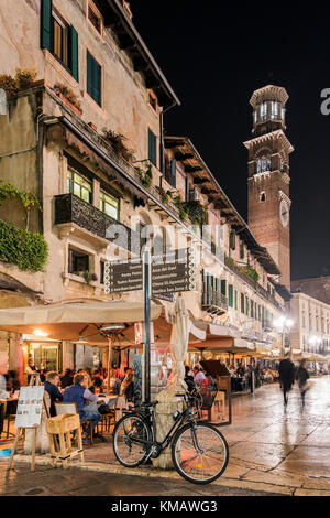 Vue de nuit sur la Piazza delle Erbe ou la place du marché, Vérone, Vénétie, Italie Banque D'Images