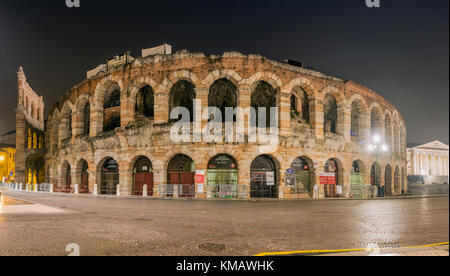 Vue de la nuit de l'Arène de Vérone, Vérone, Vénétie, Italie Banque D'Images