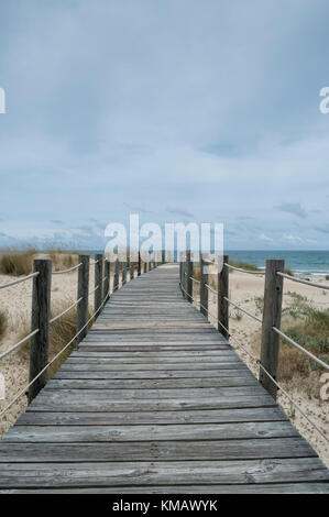 Promenade en bois sur Praia de Cabanas, Portugal Banque D'Images