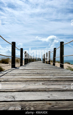 Promenade en bois sur Praia de Cabanas, Portugal Banque D'Images