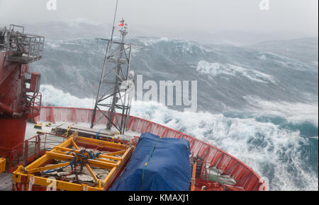 Le VRS Icebreaker Aurora Australis dans une mer, océan du Sud, l'Antarctique Banque D'Images