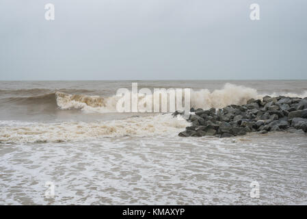 De grosses vagues à la plage de Pantai cinta berahi localise à Kota Bharu, Kelantan, Malaisie Banque D'Images